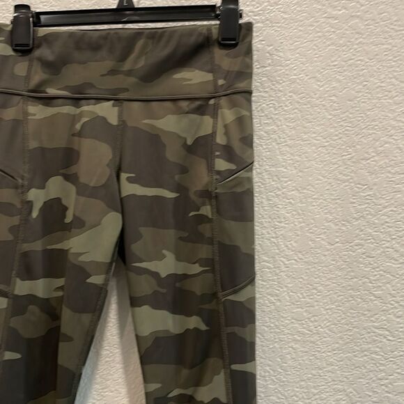 Athleta Green Camo Contender 7/8 Tight Size Small - Picture 3 of 9